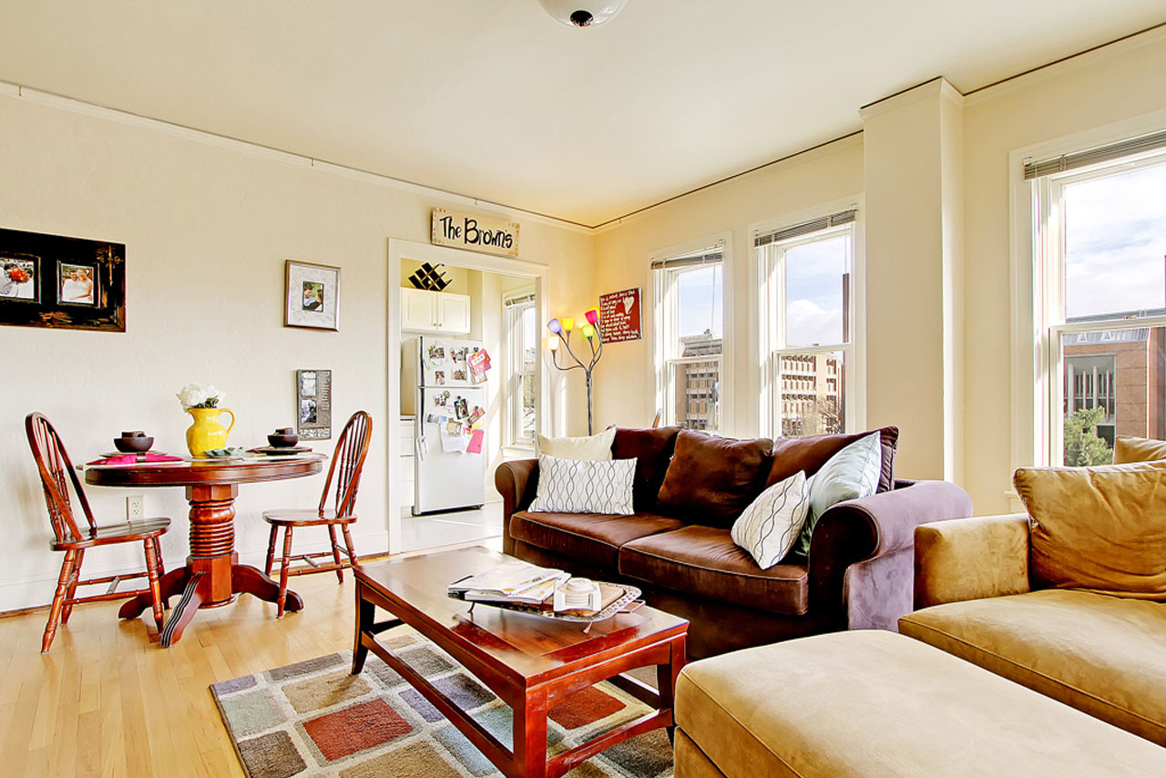 Commodore Duchess Apartments living room