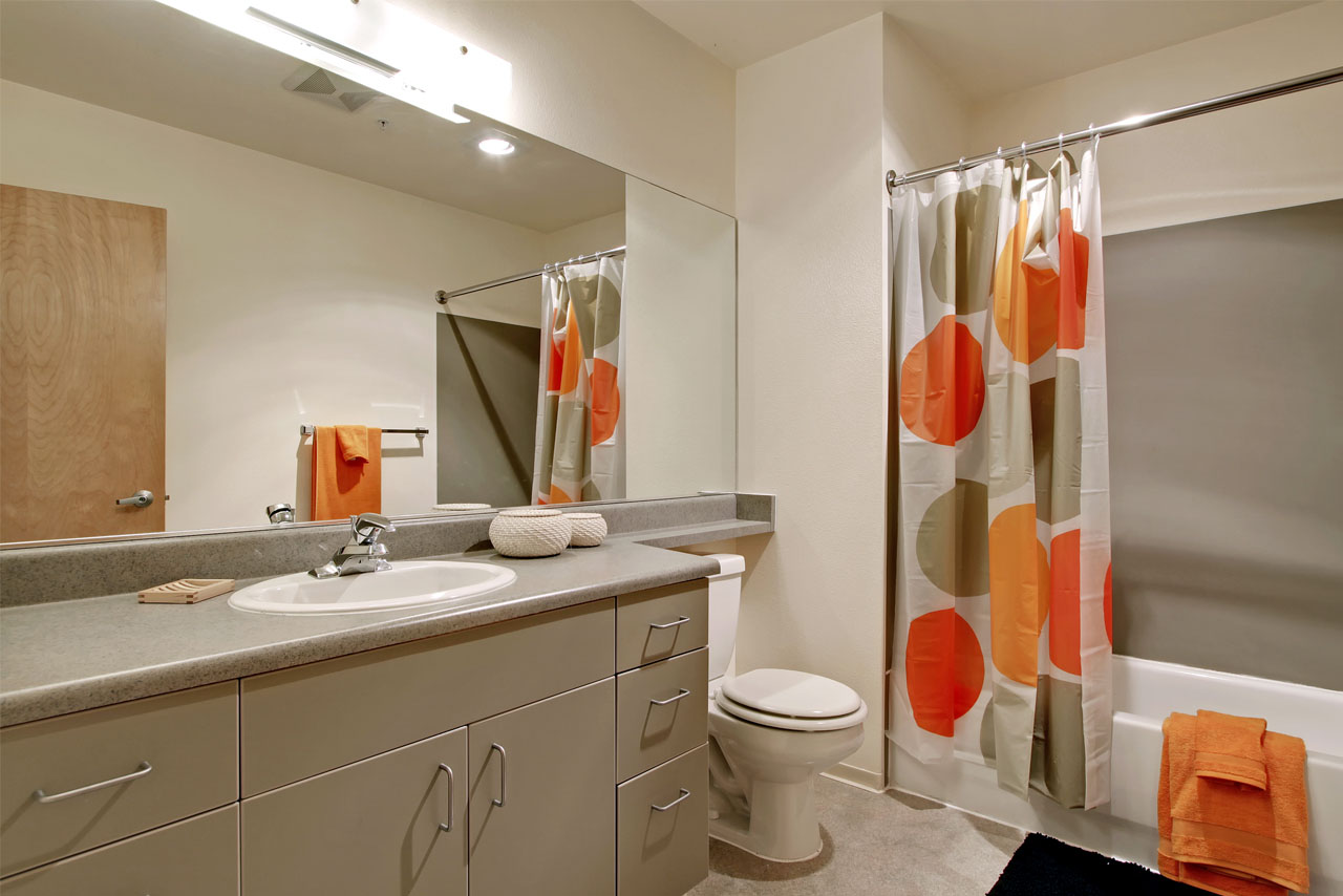 Radford Court private bathroom