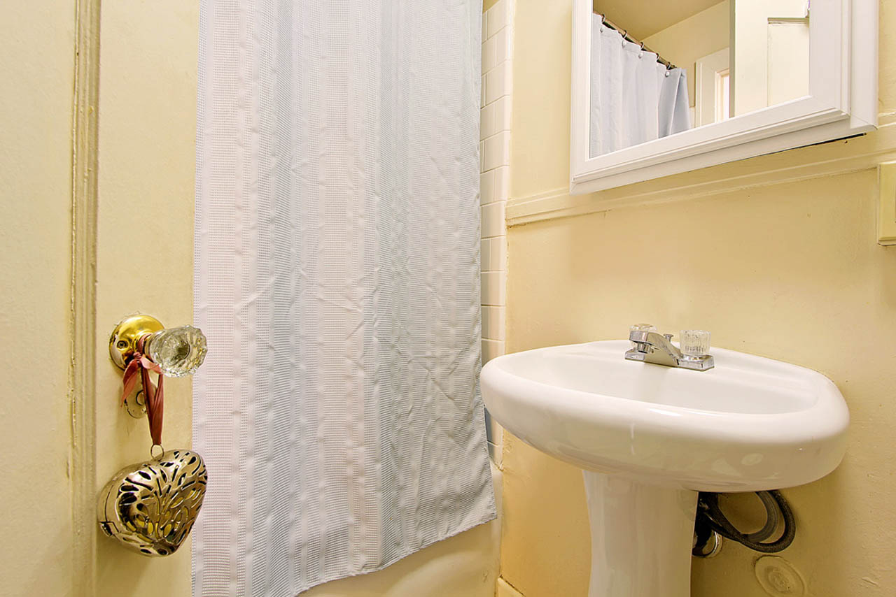 Commodore Duchess Apartments bathroom